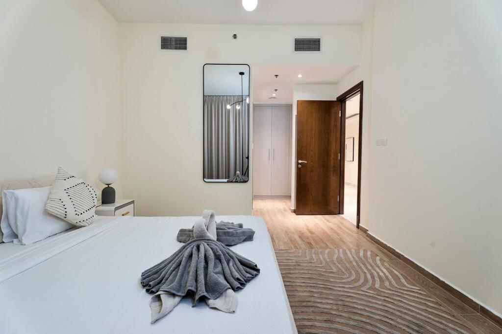 First Class 1br Captivating Views Dubai
