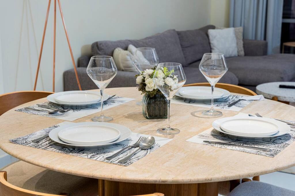 First Class 1br Captivating Views Apartment Dubai
